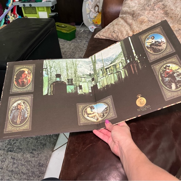 Vintage Album Cover with Floral Design - Picture 5 of 10